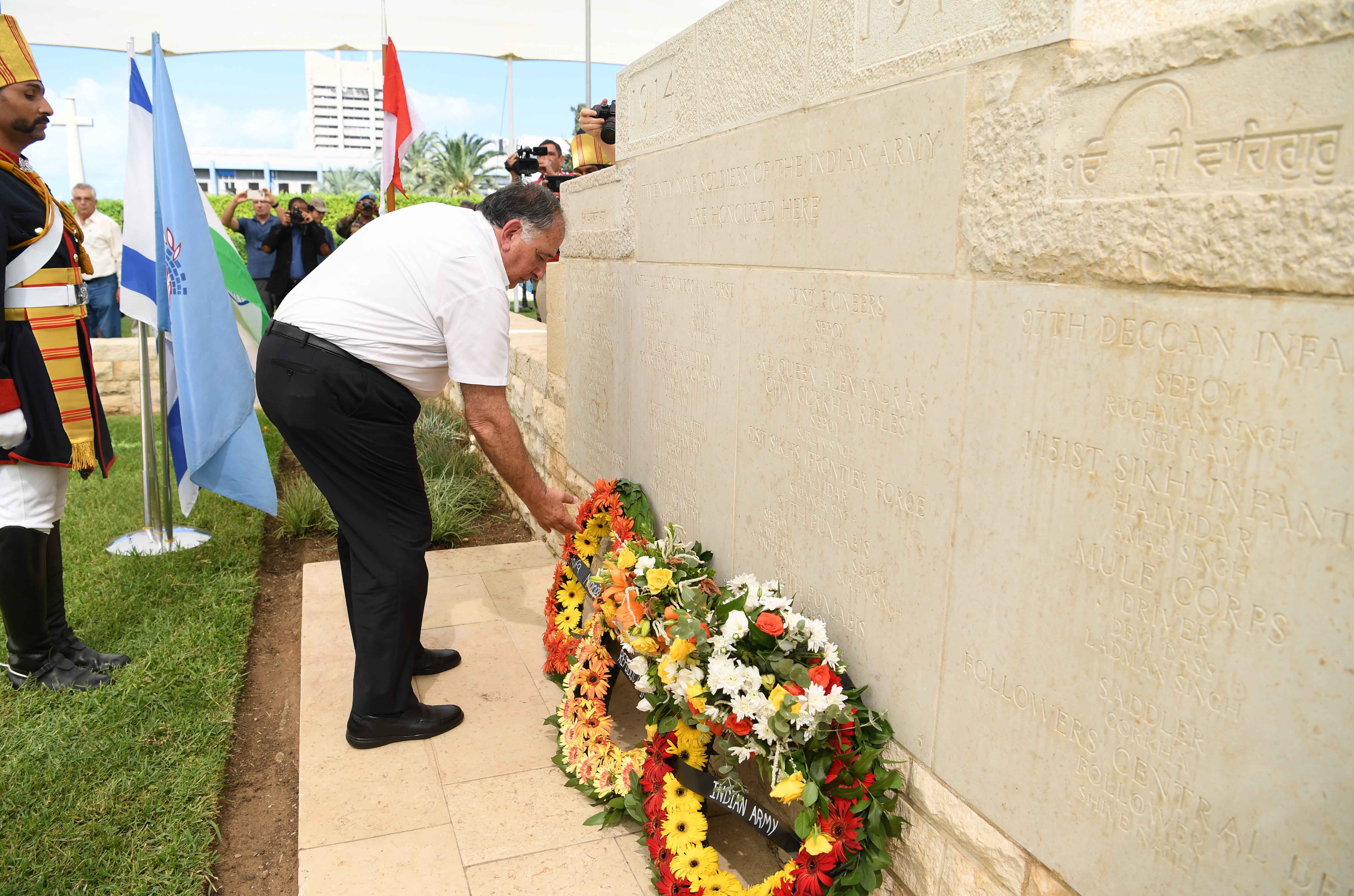 משמר כבוד דיגל את נשקו באזכרה ל"גיבור חיפה" ההודי, במלאת 100 שנים לנפילתו