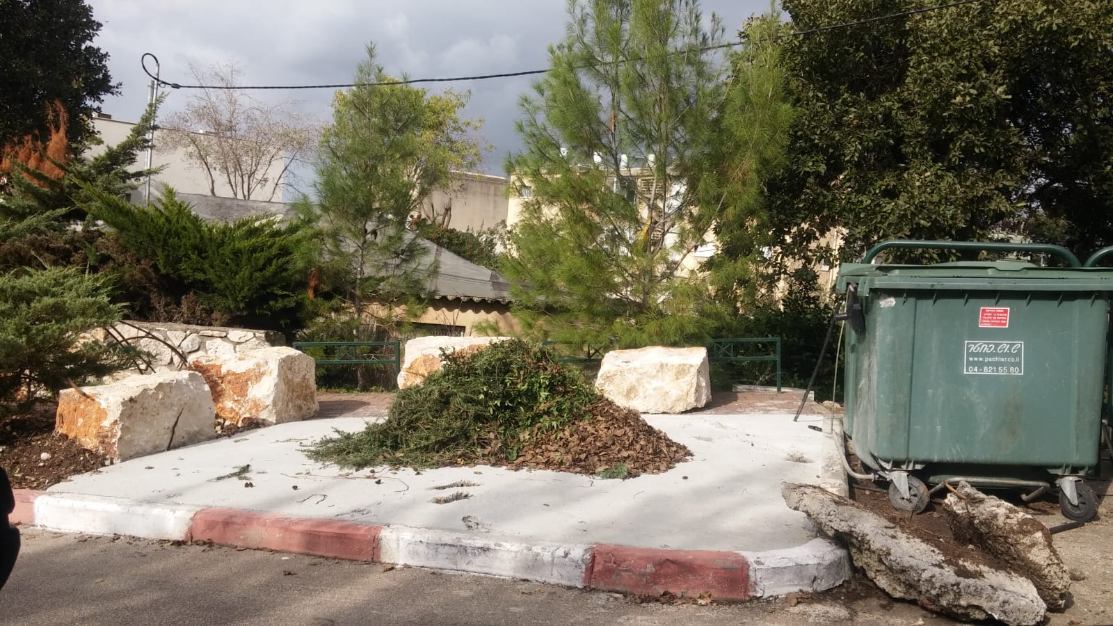 משפרים ללא הפסקה: הוקמו עמדות ציבוריות חדשות לאיסוף גזם ברחבי הקריה