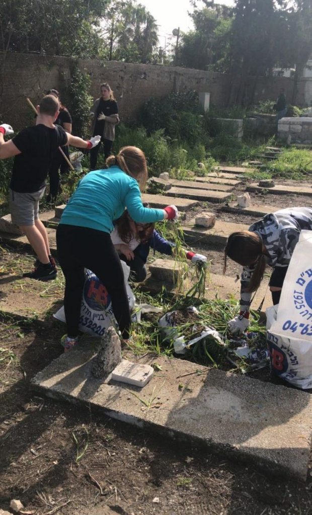 תיכון עירוני א' נרתם לשיקום בית העלמין, בו קבורים מייסדי חיפה.