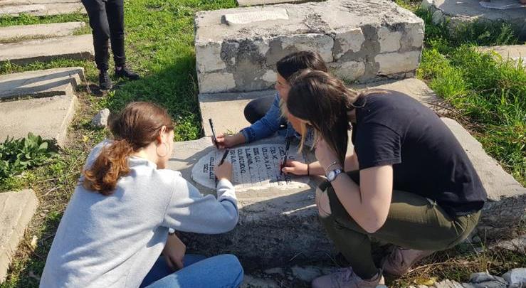 תיכון עירוני א' נרתם לשיקום בית העלמין, בו קבורים מייסדי חיפה.