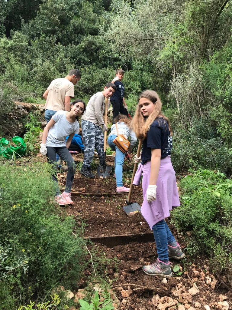 אנשים טובים באמצע הדרך