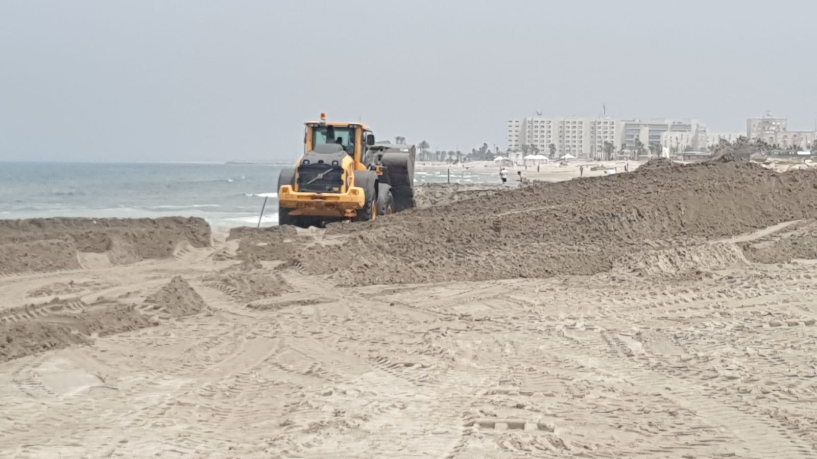 בחוף נאות שבקריית-חיים החלו בהזנת 30 אלף קוב חול
