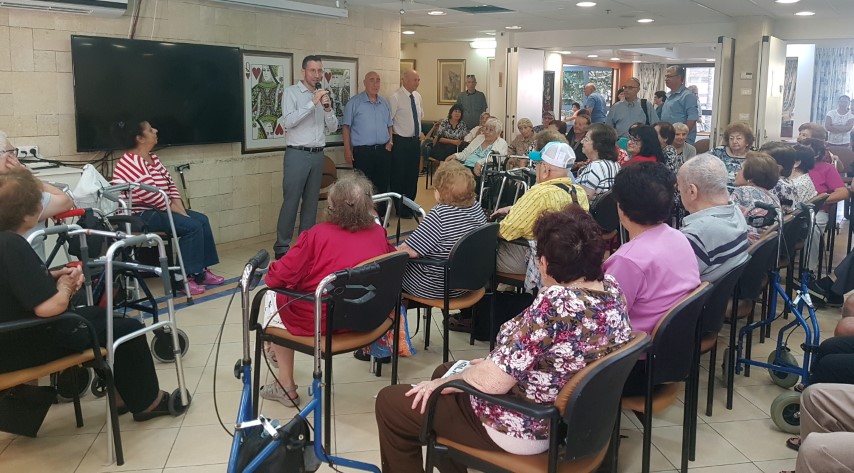ח"כ שמולי בבית האבות בחיפה