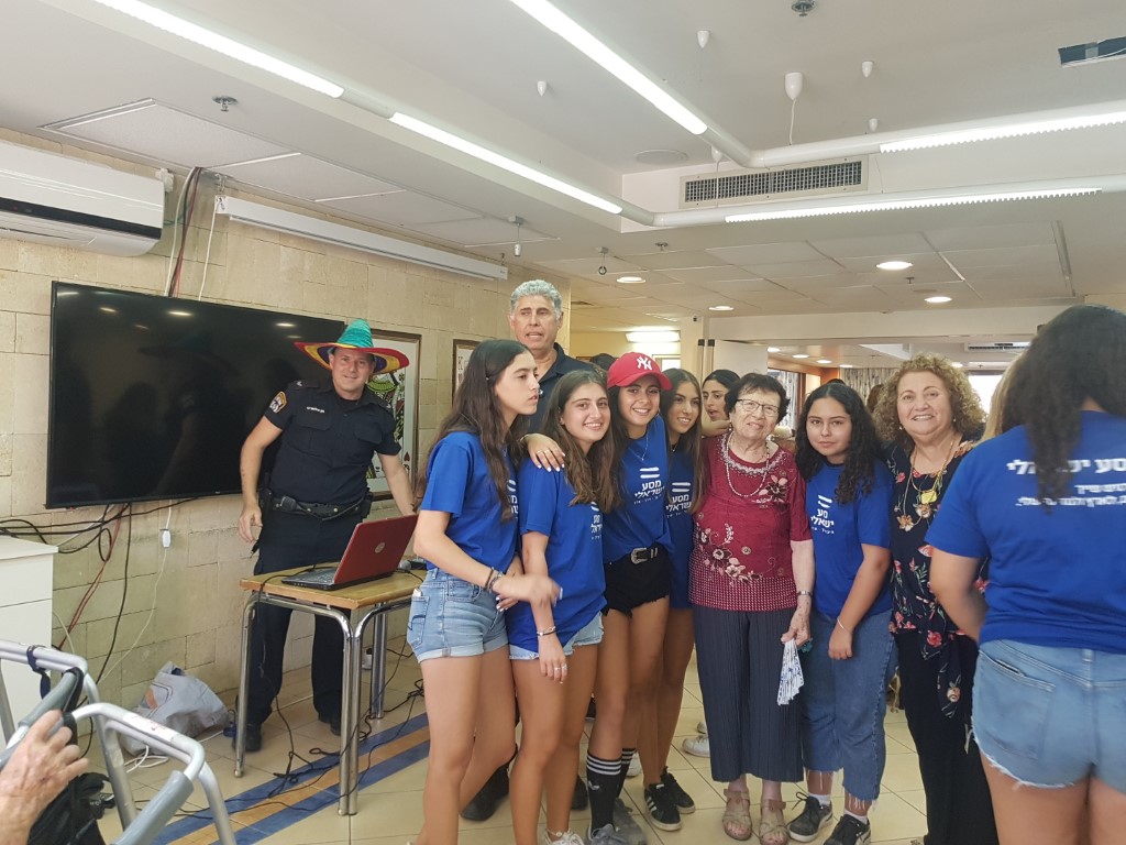 ה"מסע הישראלי" ו"השוטרים הקהילתיים"  בביקורים מרגשים בבית האבות הספרדי