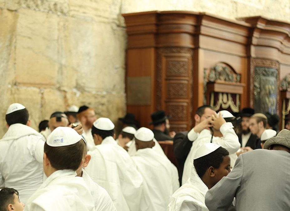 עשו מצווה
