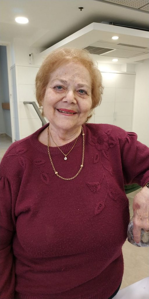 הצמות שנשמרו במגירה מבת המצווה נתרמו לחולות סרטן