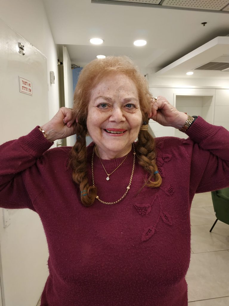 הצמות שנשמרו במגירה מבת המצווה נתרמו לחולות סרטן