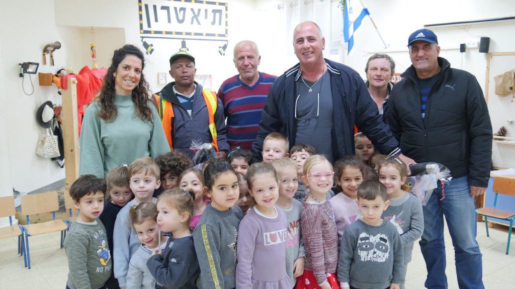 ילדי הגנים בחיפה אומרים תודה לאנשי התחזוקה 