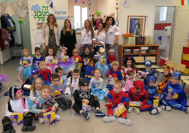 העדה היהודית הספרדית בחיפה חילקה משלוחי מנות לילדי הגנים בשכונות: נווה יוסף, חטיבת כרמלי, חליסה וקרית אליעזר