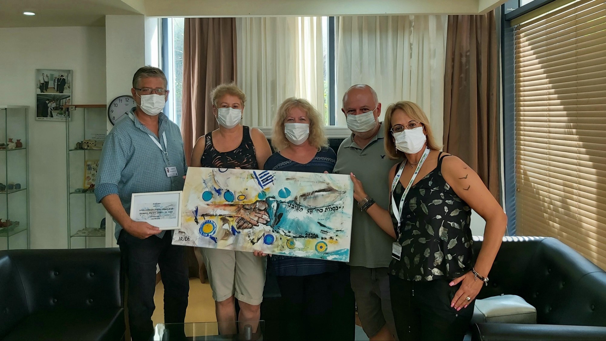 בטקס מרגש שהתקיים בבית האבות הספרדי: בני משפחה העניקו תעודת הוקרה על הטיפול המסור באמם