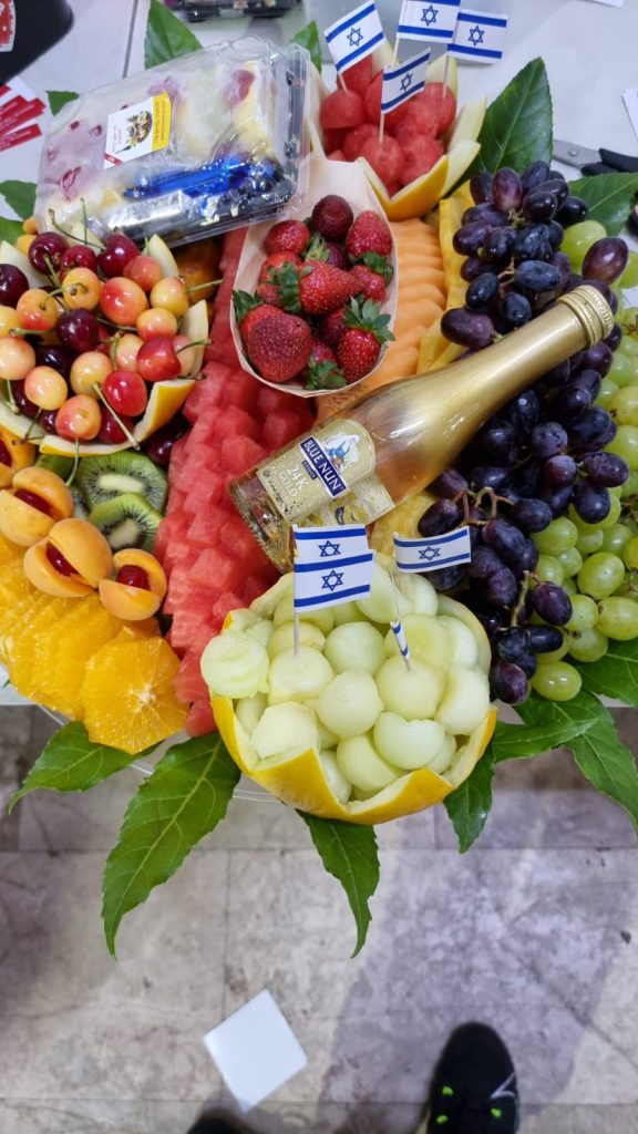 איכות מול כמות – למה לבחור סלסלות פירות לאירועים רשמיים