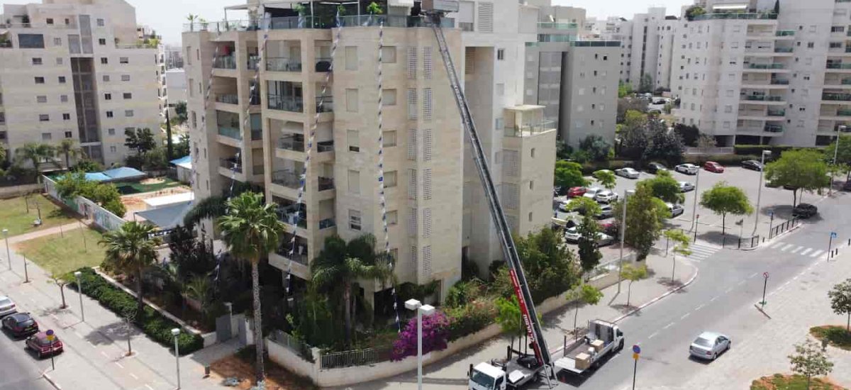 אם הספה לא תעבור לתוך הדלת, מנוף הרמה לקומות גבוהות יציל את המצב