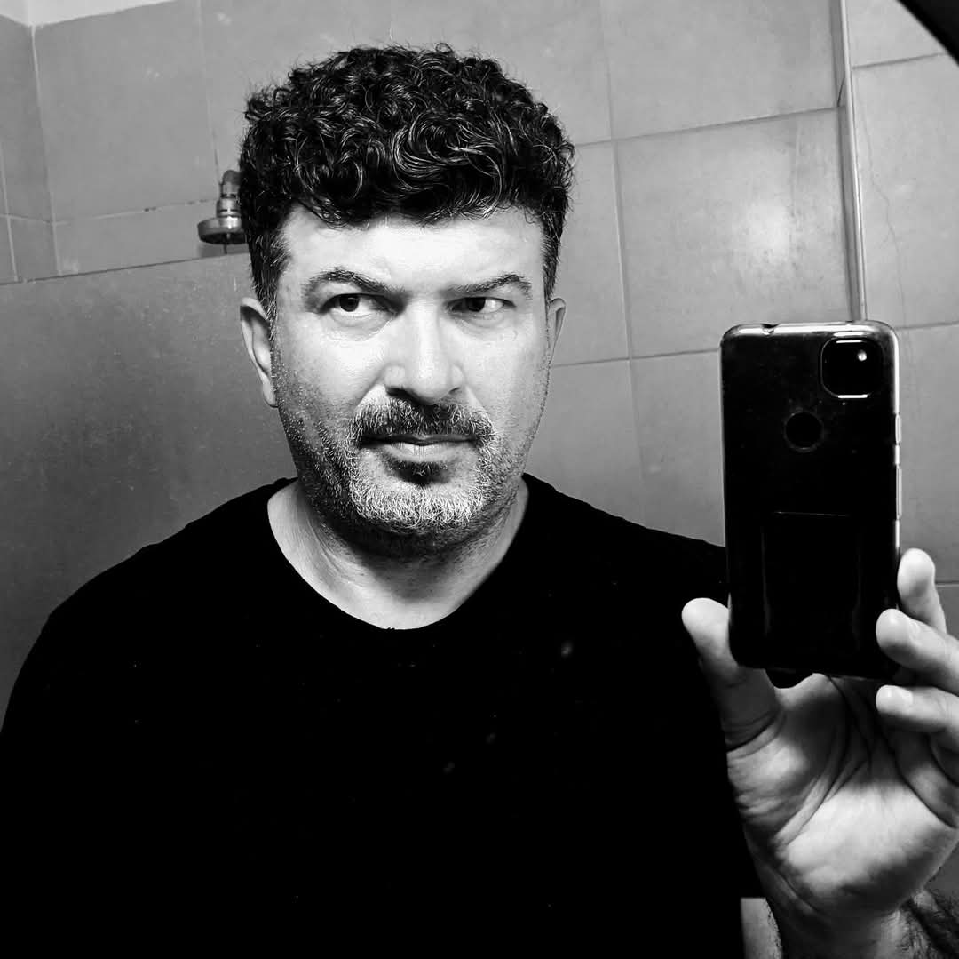 בלי אלתורים וירידה על הקהל   שלי בן משה – שחקן, תסריטאי וסטודנט נצחי מעלה מופע סטנד אפ אישי  "בין השורות"