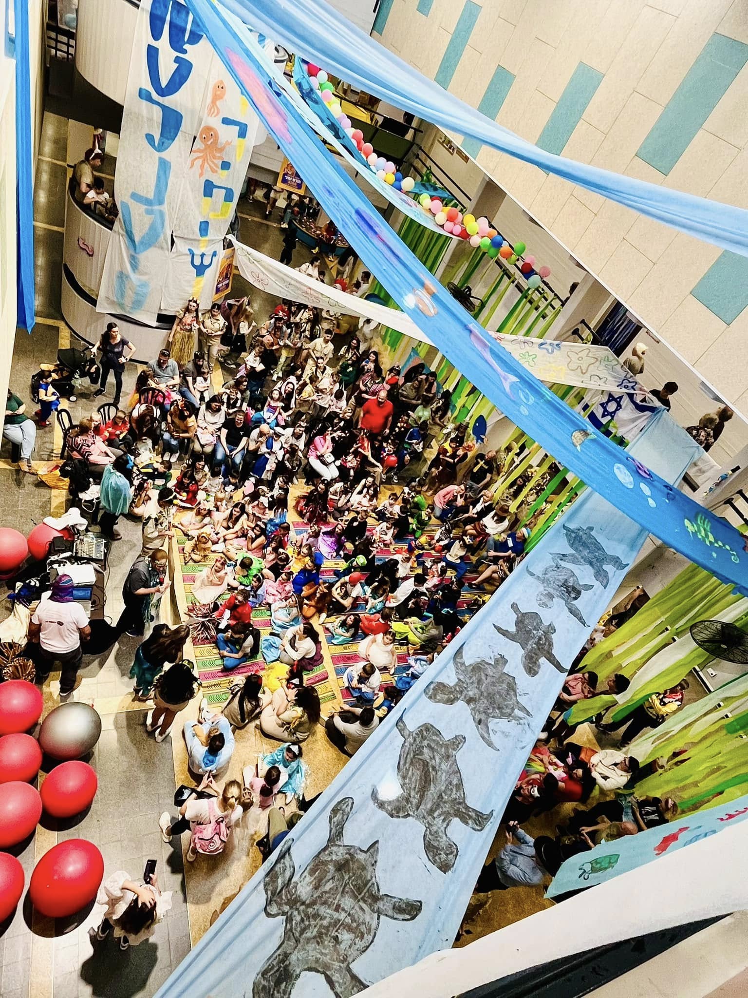 מקיימים את מצוות פורים ברוח "ליאו באקית": משלוחי מנות לנזקקים, התנדבות במרכזי יום לקשיש וחגיגת פורימון קהילתי