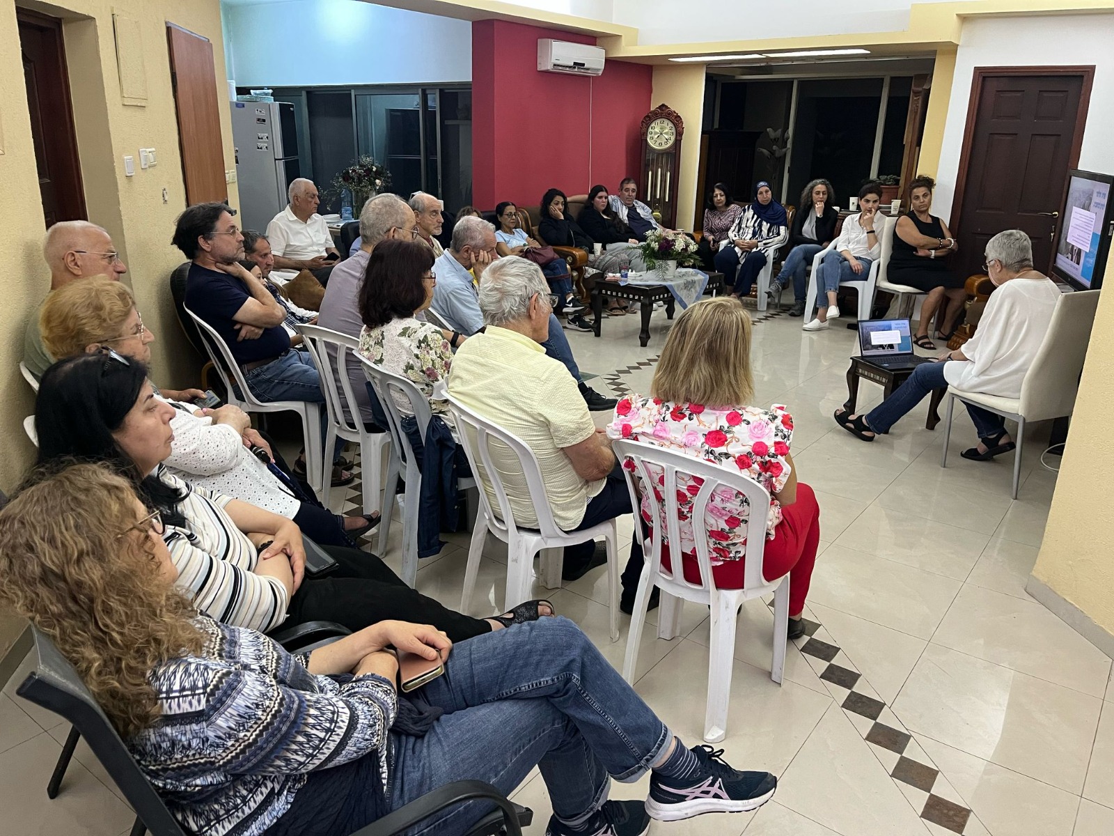 לזכור ולעולם לא לשכוח: עשרות עדויות במיזם "זיכרון בסלון" של מרכז חינוך ליאו באק