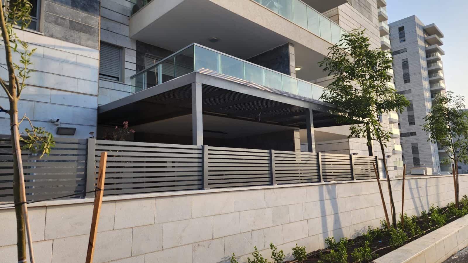 פתרון ההיקפי שמשלב פרטיות, אסתטיקה ושקט נפשי